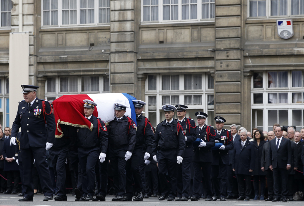 Frankreich hat in einer Trauerzeremonie dem 37-jährigen Polizisten Xavier Jugelé gedacht, der bei dem jüngsten Anschlag in Paris getötet wurde