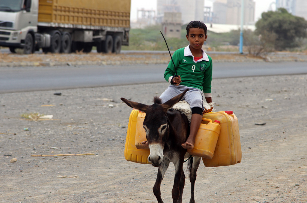 Jemenitischer Junge transportiert Wasserkanister auf einem Esel in einem improvisierten Dorf nahe der Hafenstadt Hodeidah (Bild vom 17. April)