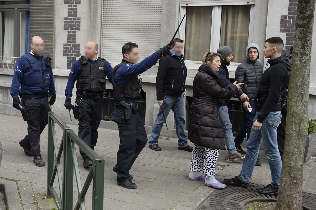 Ein Polizist weist einen Jugendlichen ab