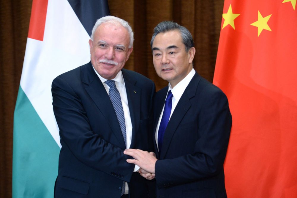 Palästinensischer Außenminister Riyad Al-Maliki (l.) mit chinesischem Amtskollegen Wang Yi