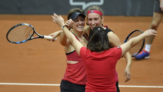 An-Sophie Mestach (l.) und Elise Mertens (r.) mit ihrer Trainerin Dominique Monami