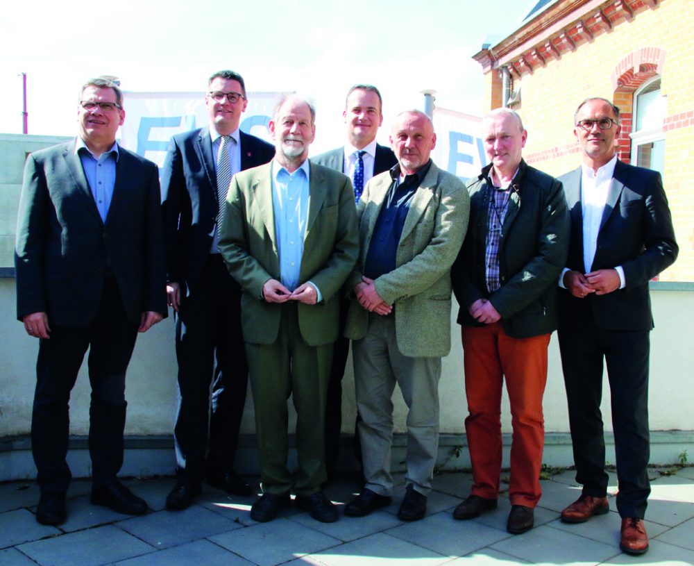 V.l.n.r.: Christian Hartrampf (EVS-Geschäftsführer), Tim Grüttemeier (Vorsitzender Bürgermeisterkonferenz Städteregion), Michael Cramer (MdEP, Grüne), Oliver Paasch (Ministerpräsident Deutschsprachige Gemeinschaft), Rainer Proggen (MdL, Grüne), Arthur Genten (Mobilitätsschöffe Stadt Eupen) und Thomas Fürpeil (EVS-Geschäftsführer)