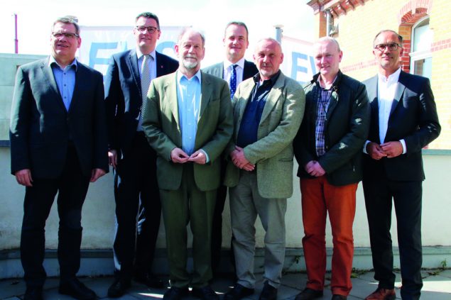 V.l.n.r.: Christian Hartrampf (EVS-Geschäftsführer), Tim Grüttemeier (Vorsitzender Bürgermeisterkonferenz Städteregion), Michael Cramer (MdEP, Grüne), Oliver Paasch (Ministerpräsident Deutschsprachige Gemeinschaft), Rainer Proggen (MdL, Grüne), Arthur Genten (Mobilitätsschöffe Stadt Eupen) und Thomas Fürpeil (EVS-Geschäftsführer)