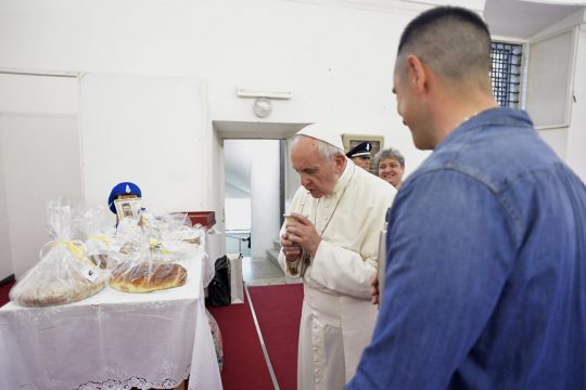 Papst zur Fußwaschung im Gefängnis