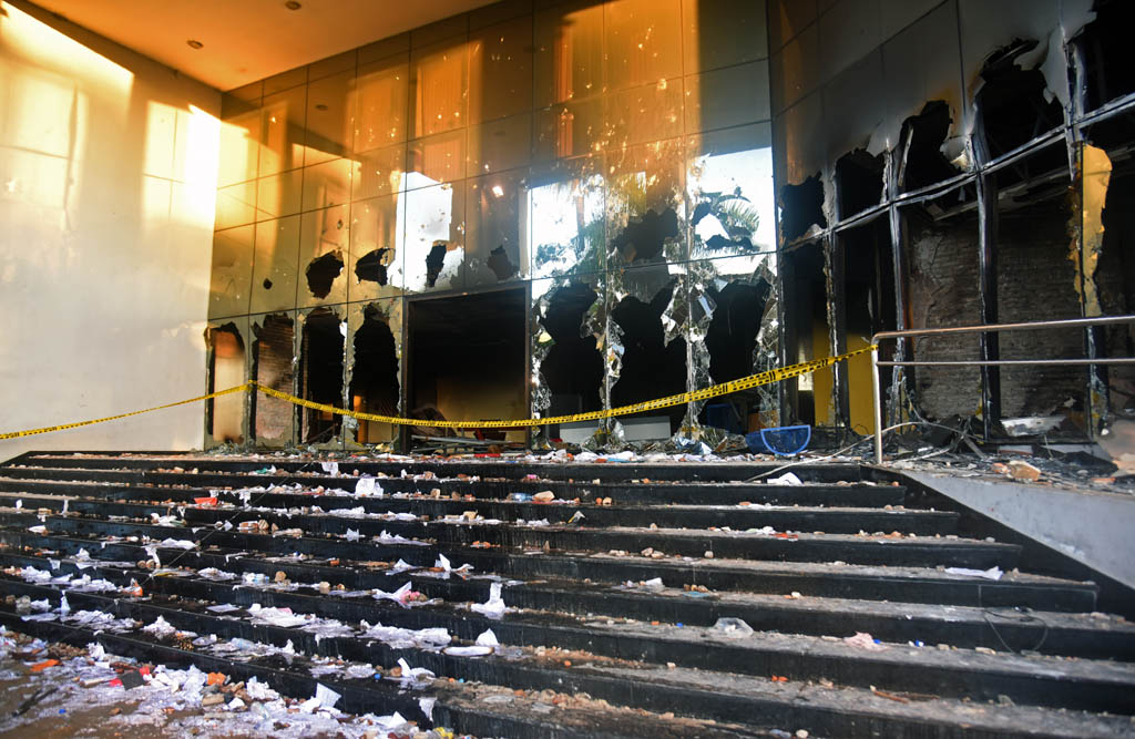 Bei Demonstration zerstörtes Kongressgebäude in Paraguay