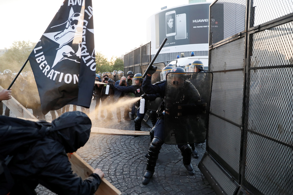 Antifaschisten randalieren nach Präsidentenwahl in Paris