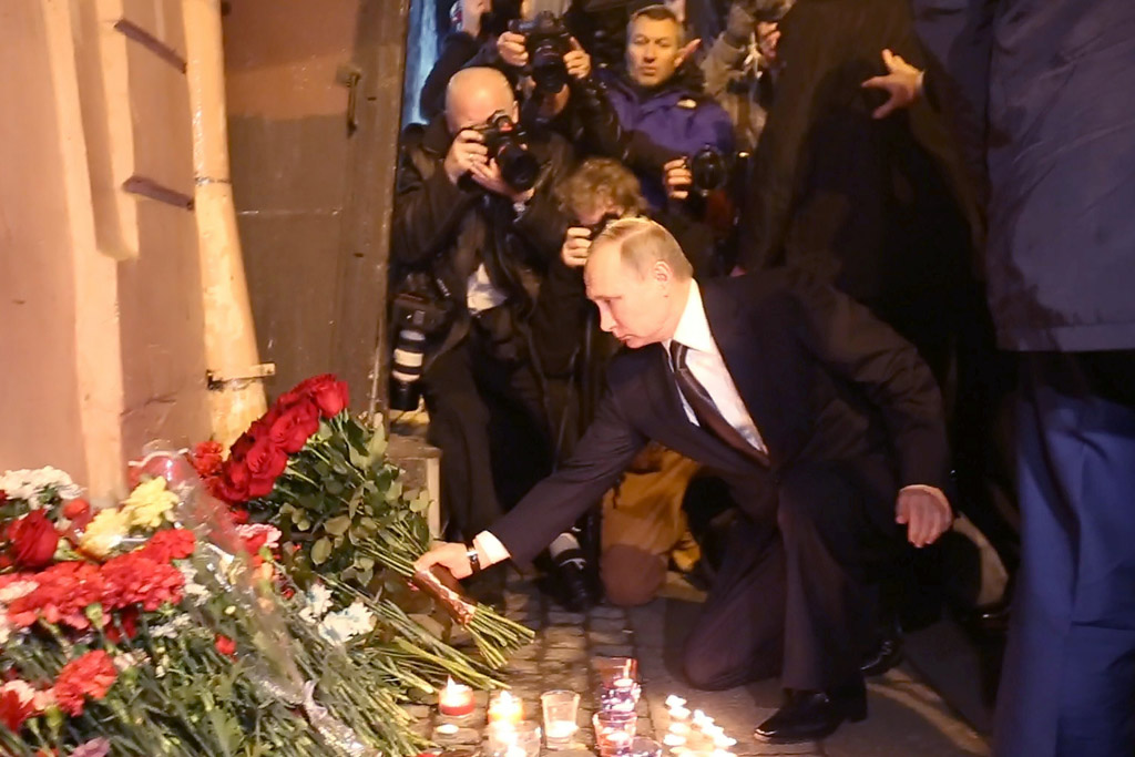 Putin legt Blumen am Anschlagsort in St. Petersburg nieder