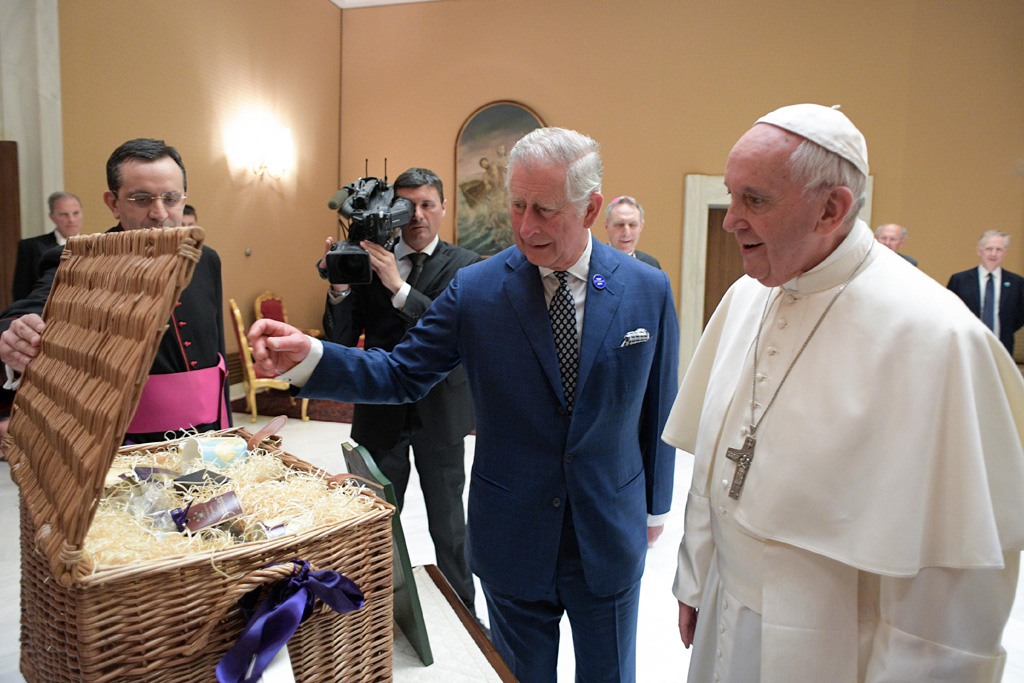 Prinz Charles bringt dem Papst einen Präsentkorb mit Bio-Produkten aus seinem Landsitz