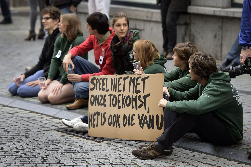 Studenten protestieren sitzend vor der Uni Löwen