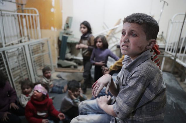 Syrische Kinder warten im Krankenhaus auf eine Behandlung