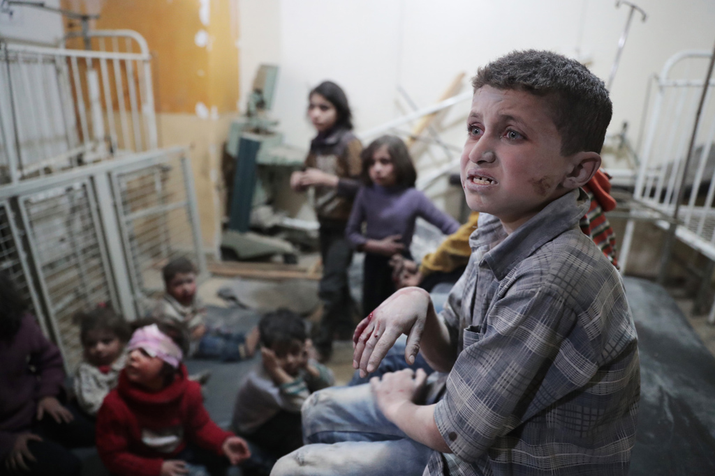 Syrische Kinder warten im Krankenhaus auf eine Behandlung (Archivbild: Abd Doumany/AFP)