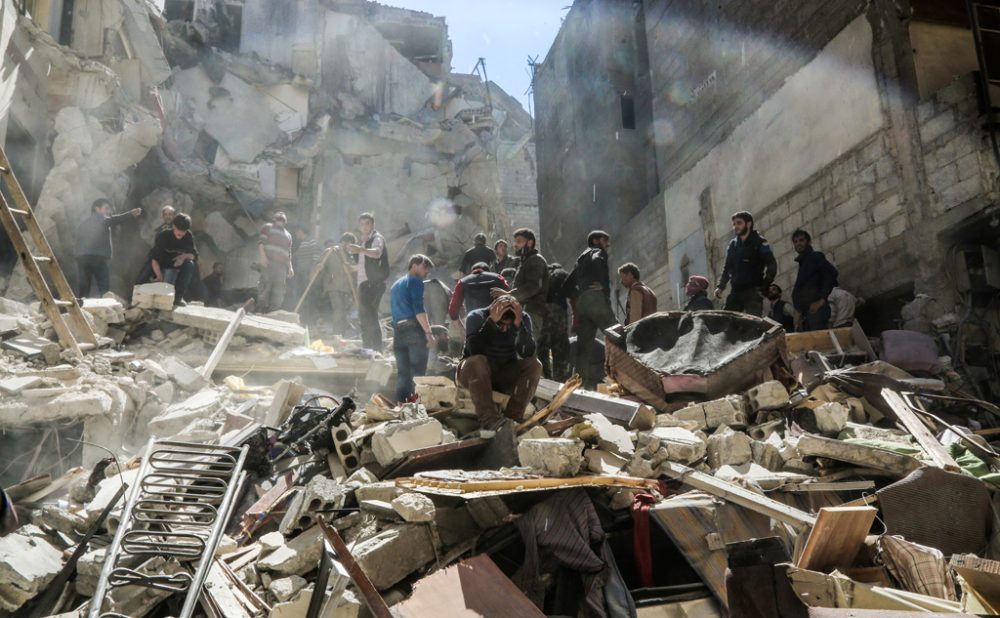 Alltag in Syrien: Verzweifelte Menschen vor den Trümmern ihrer Häuser