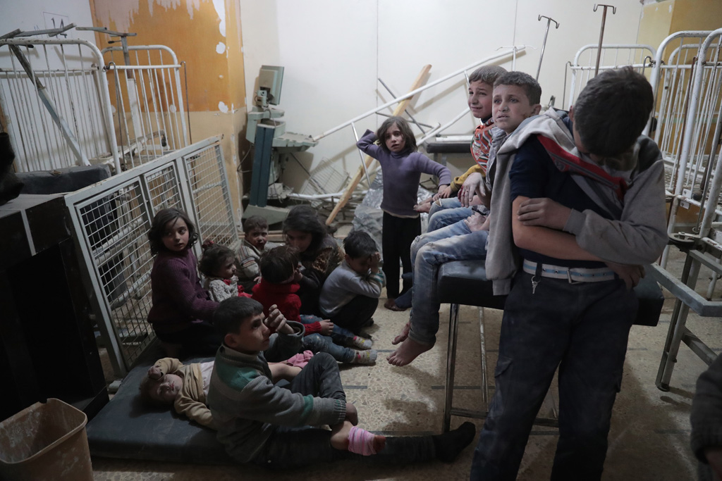 Syrische Kinder warten in einem provisorischen Krankenhaus darauf, dass sich jemand um sie kümmert