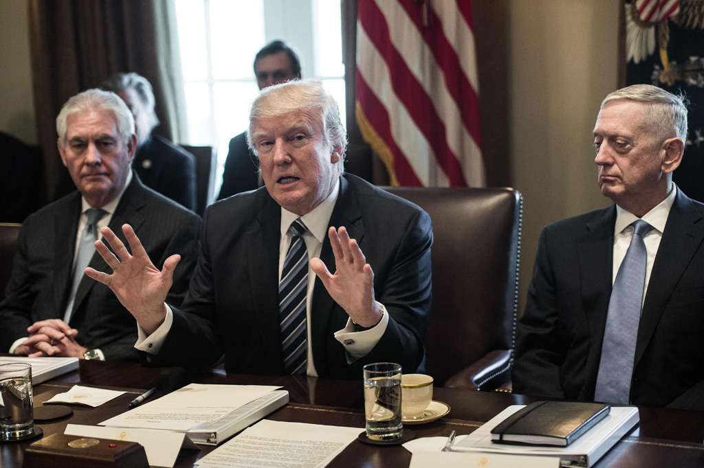 US-Präsident Trump, flankiert von Staatssekretär Tillerson (l.) und Verteidigungsminister Mattis (r.)