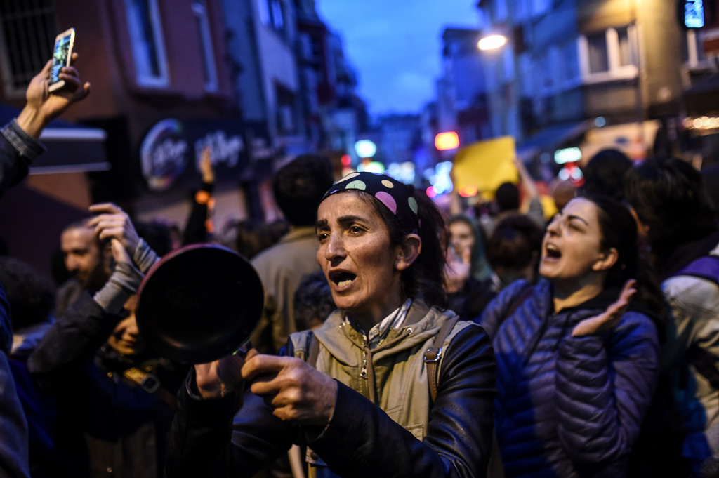 Proteste gegen das Ergebnis des Referendums in der Türkei