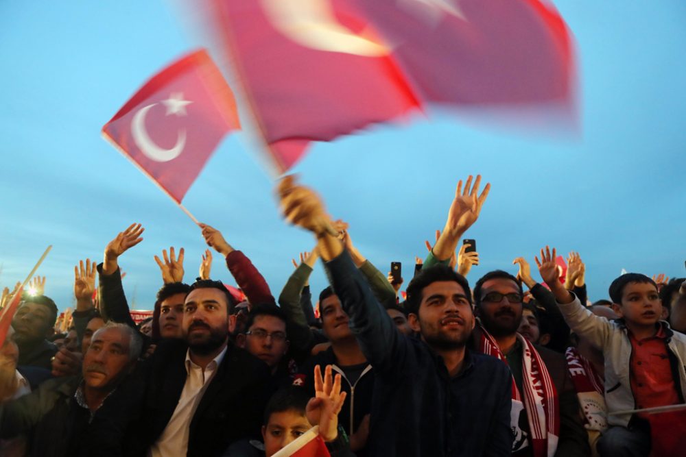 Anhänger von Präsident Erdogan feiern nach dem Referendum