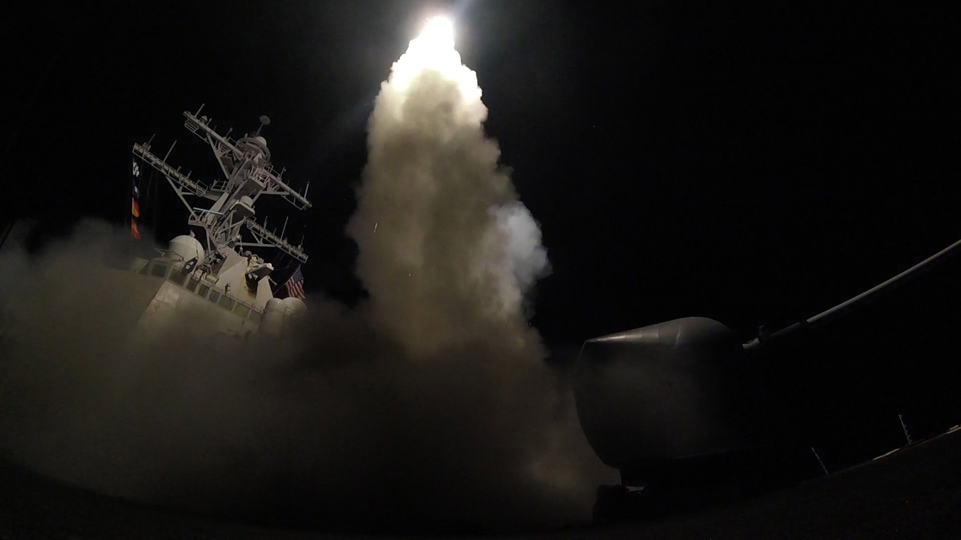 US Navy feuert Missile gegen Syrien ab