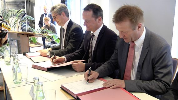 "Wegweiser" - Aachener Beratungsstelle gegen Salafismus eröffnet: Aachens Oberbürgermeister Marcel Philipp, Ministerpräsident Oliver Paasch und NRW-Innenminister Ralf Jäger (v.l.n.r.)