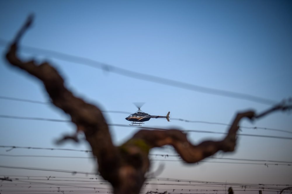 Hubschrauber über Weinanbaugebieten