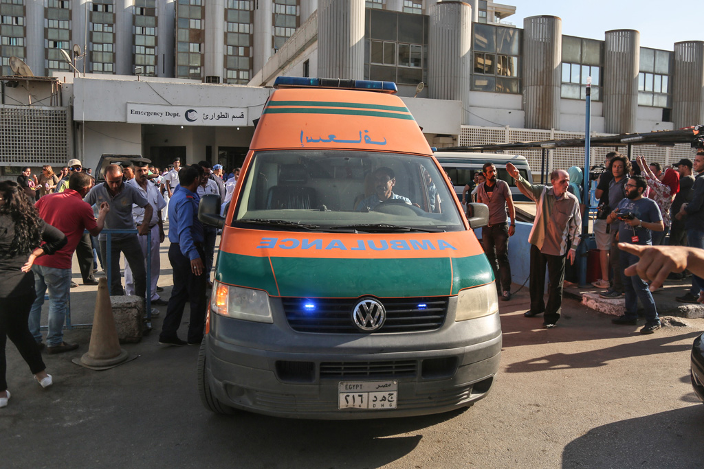 Verletzte werden von der Ambulanz in ein Krankenhaus im Norden Kairos gebracht