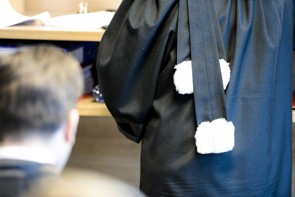 Rechtsanwalt mit einem Mandanten vor Gericht (Illustrationsbild: Laurie Dieffembacq/Belga)