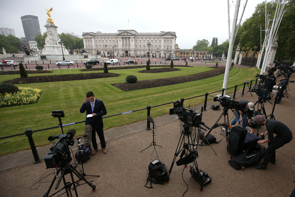 Reporter beziehen Stellung vor dem Buckingham Palace