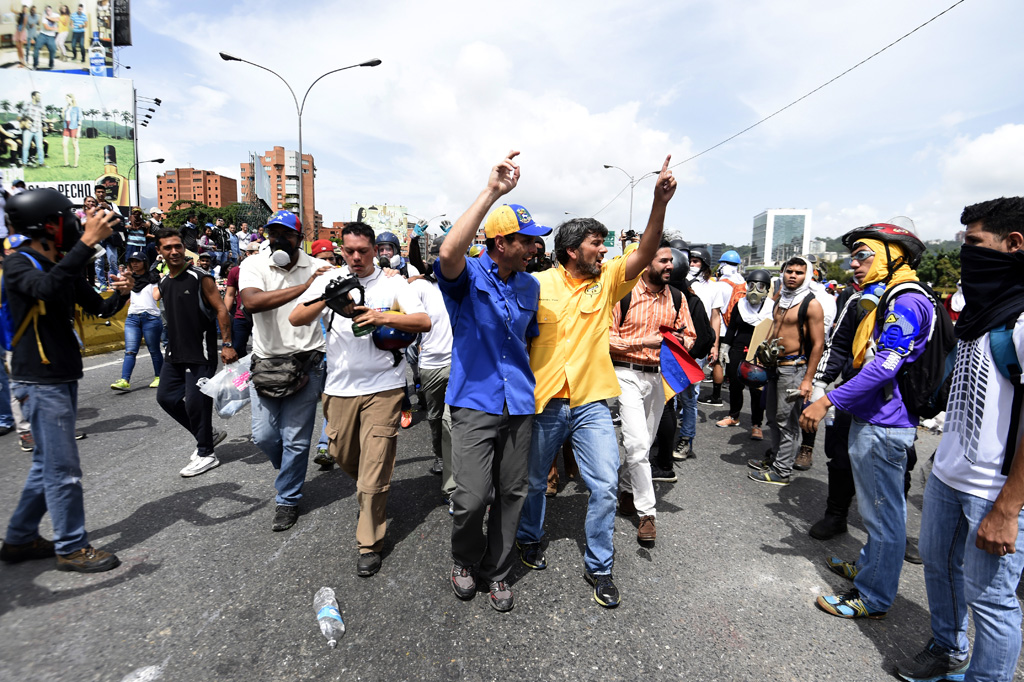 Oppositionsführer Henrique Capriles (im blauen T-Shirt) am Mittwoch bei einem Protestmarsch in Caracas
