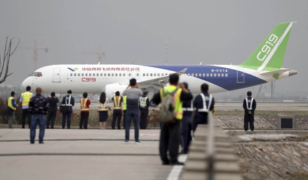 Zuschauer am Flughafen von Shanghai beobachten die "C919" (5.5.2017)