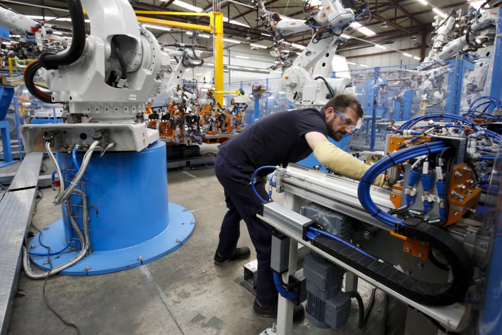 Industrieller Roboter in einer Fabrik bei Barcelona