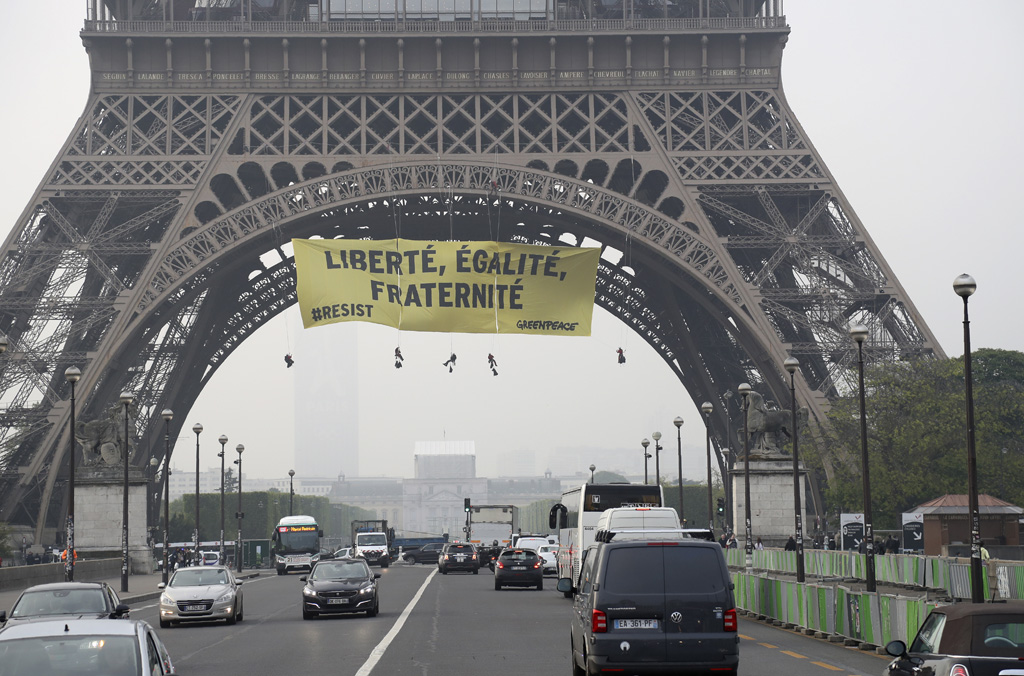 Der Eiffelturm mit Greenpeace-Banner
