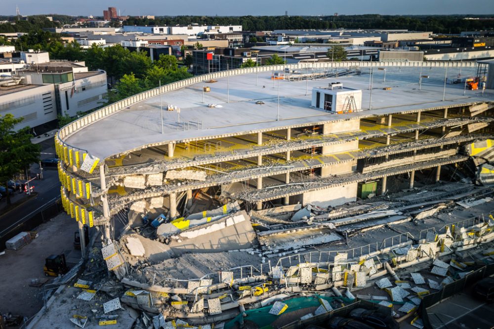 Neubau des Parkhauses am Flughafen Eindhoven eingestürzt