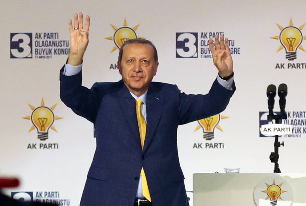 Der türkische Präsident Tayyip Erdogan ist zum AKP-Chef gewählt worden