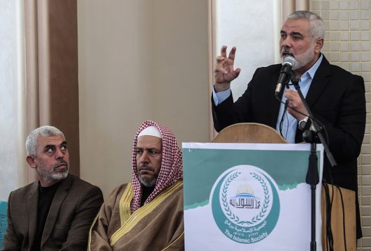 Ismail Hanija (r.), der neue Chef der radikal-islamischen Palästinenserorganisation Hamas