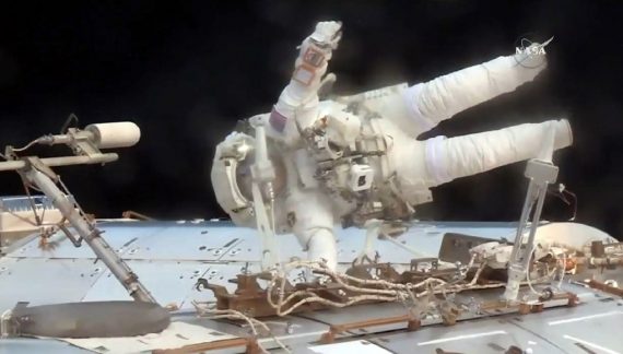 Astronaut beim Außeneinsatz im All