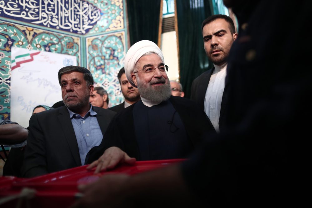 Der iranische Präsident Ruhani bei der Stimmabgabe