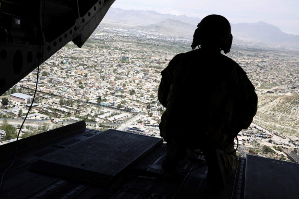 Ein US-Soldat mit Blick auf die afghanische Hauptstadt Kabul