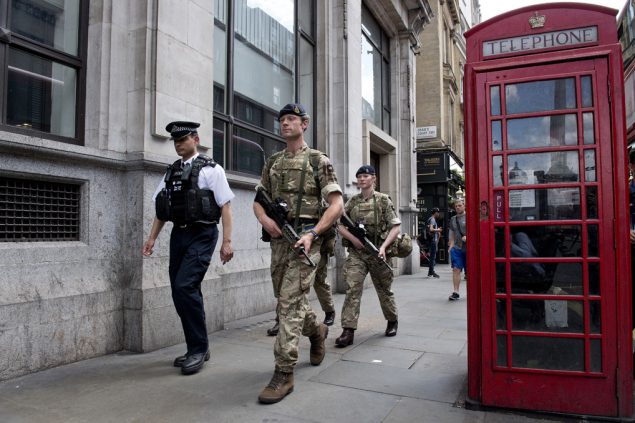 Britische Soldaten und Polizisten in den Straßen von London