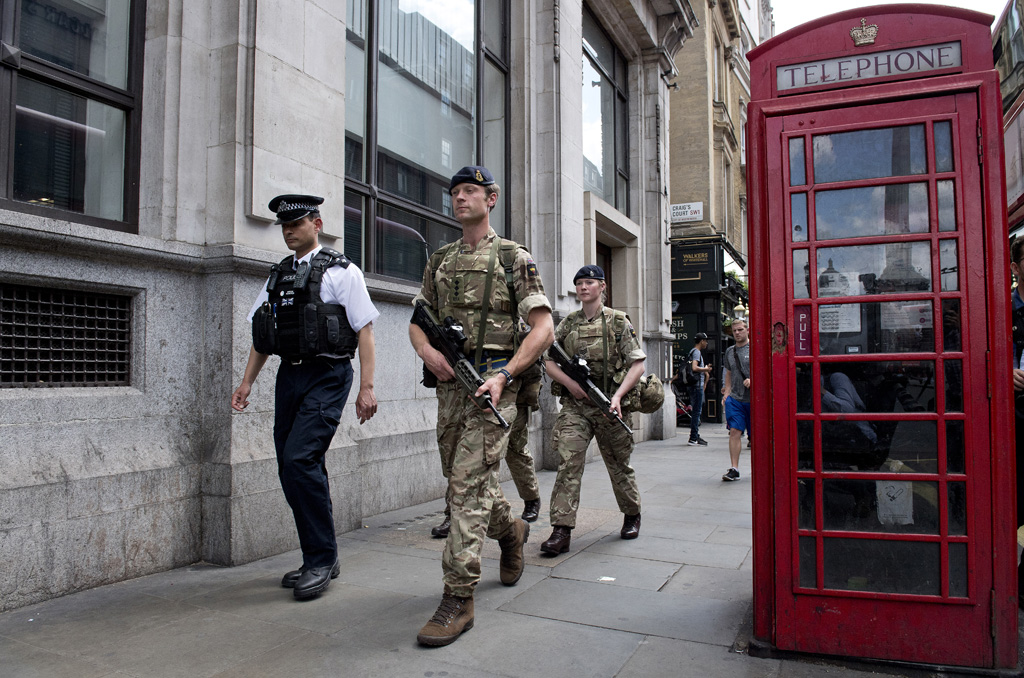 Britische Soldaten und Polizisten in den Straßen von London