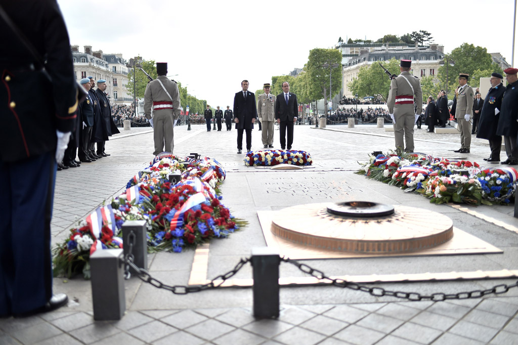 Macron und Hollande Seite an Seite bei Weltkriegs-Gedenken in Paris (8.5.2017)