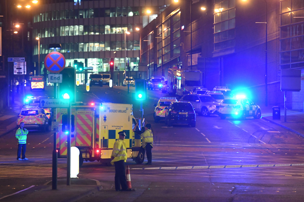 Polizei und Einsatzwagen vor der Konzerthalle in Manchester