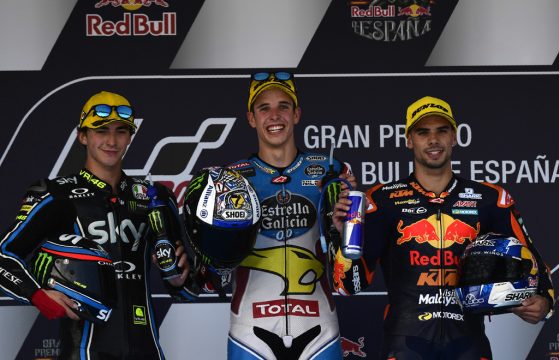 Zweitplatizerter Francesco Bagnaia, Siger Alex Márquez und der Drittplatzierte Miguel Oliveria (v.l.n.r.)