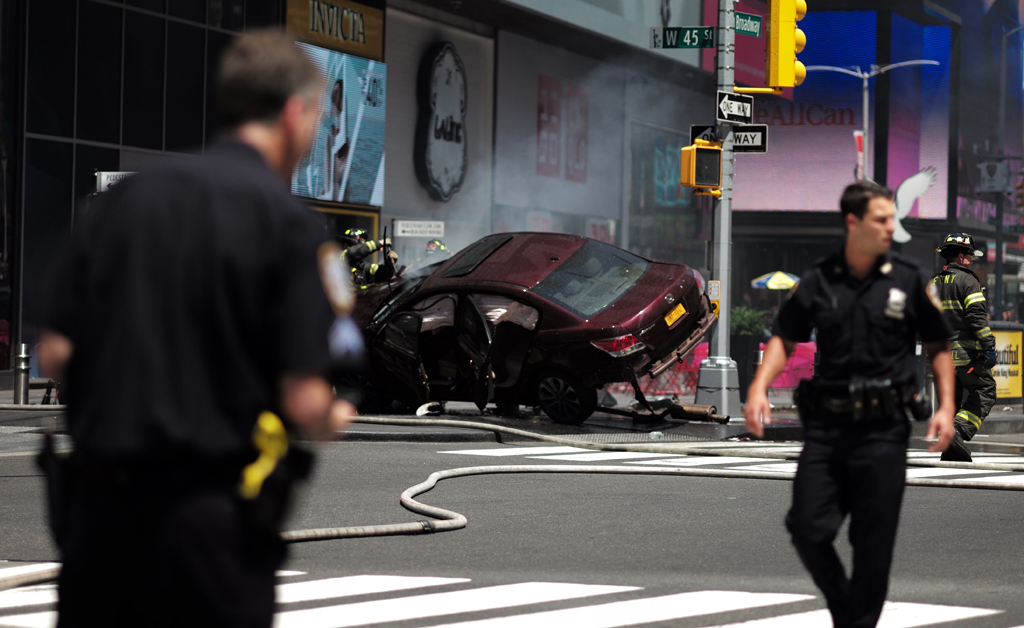 Auto fährt in Fußgängergruppe am New Yorker Times Square