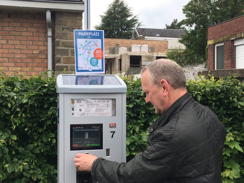 Schöffe Arthur Genten an einem der neuen Eupener Parkautomaten