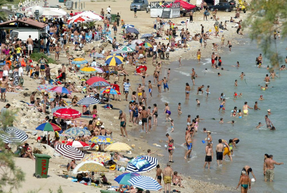 Touristen am Strand von Piräus: Bald schon sollen sich auch Steuerfahnder unter die Badegäste mischen