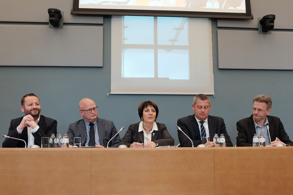 Mitglieder des Untersuchungsausschusses: Patrick Prévot, Jean-Luc Crucke, Olga Zrihen, Dimitri Fourny und Stéphane Hazée (11.5.2017)