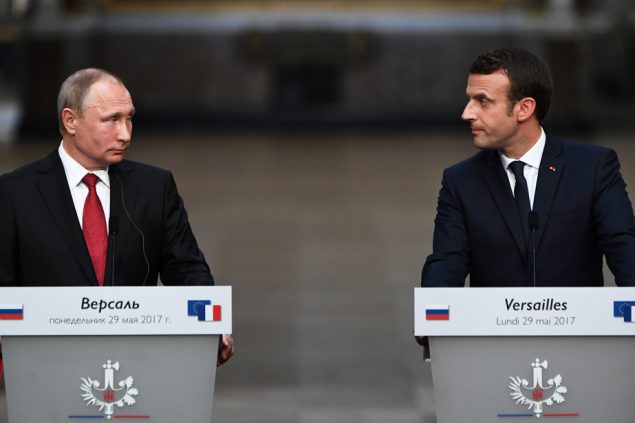Wladimir Putin und Emmanuel Macron (Bild: AFP/ Christophe Archambault)