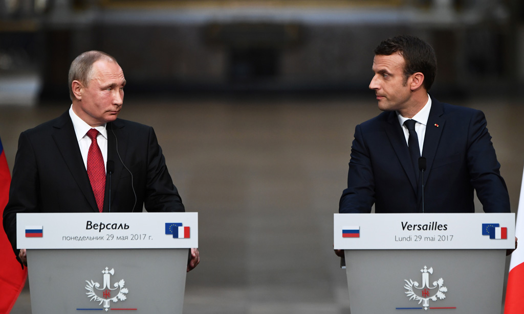 Wladimir Putin und Emmanuel Macron (Bild: AFP/ Christophe Archambault)