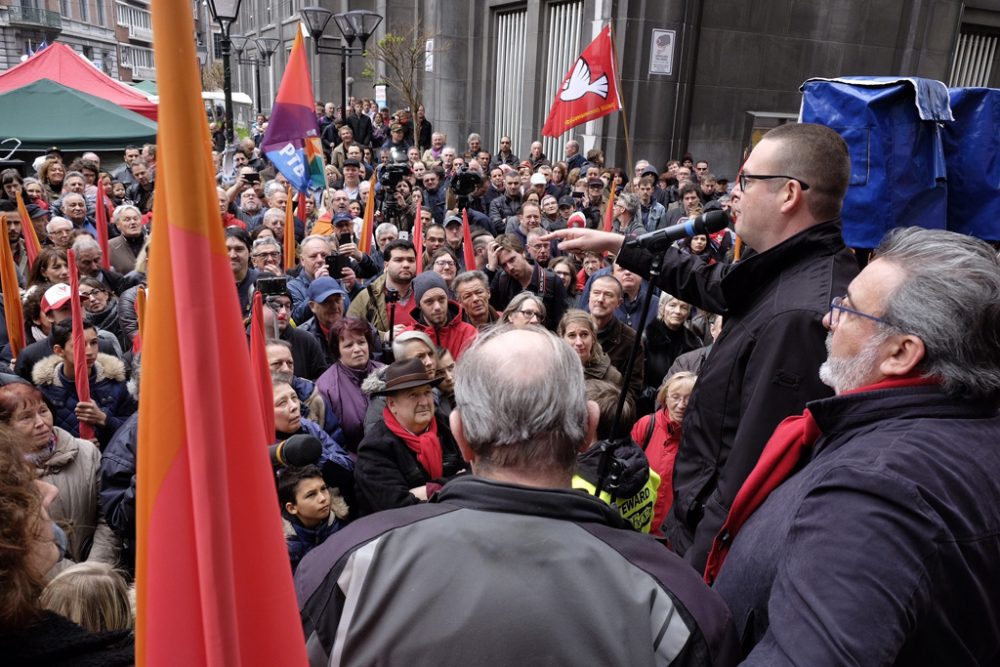 Raoul Hedebouw (r.) vor der Messerattacke auf ihn (1.5.2017 in Lüttich)