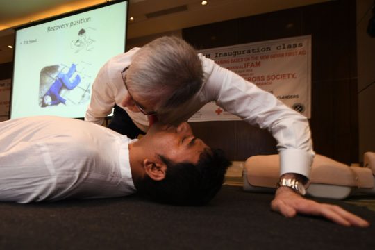 Atmung überprüfen: Ersthelferkurse sind ein Schwerpunkt des Roten Krezues