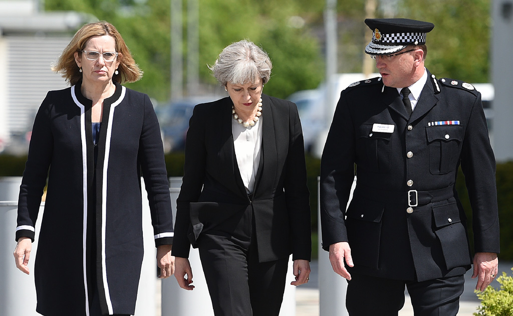 Innenministerin Amber Rudd (l.) mit Premierministerin May und Polizeichef Hopkins